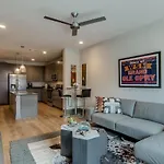 The Houston Flat - Monthly Furnished Rental! By Local Holiday home *