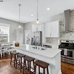 Speakeasy Game Room, Hot Tub, Fire Pit, King Bed - Close To Downtown Nashville