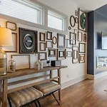 Holiday home Bustling Broadway By Local
