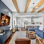 Holiday home Speakeasy Game Room, Hot Tub, Fire Pit, King Bed - Close To Downtown *