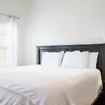 Holiday home 3br Lakefront In With Bbq & Hot Tub Nashville