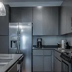 The Houston Flat - Monthly Furnished Rental! By Local Holiday home Nashville