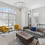 Holiday home West End Oasis-new Building & Rooftop Views *