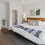 West End Oasis-new Building & Rooftop Views Holiday home Nashville