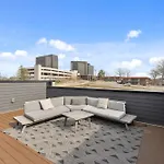 Holiday home West End Oasis-new Building & Rooftop Views