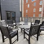Holiday home West End Oasis-new Building & Rooftop Views