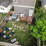 Speakeasy Game Room, Hot Tub, Fire Pit, King Bed - Close To Downtown Holiday home