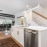 The Alabaster By Local Holiday home