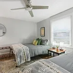 Spacious Modern Ranch 5 Miles To Downtown Holiday home