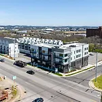 Holiday home New Build Sleeps 12 2 Modern Design Near Downtown