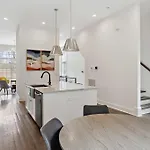 Holiday home West End Oasis-new Building & Rooftop Views *