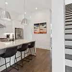 West End Oasis-new Building & Rooftop Views Holiday home