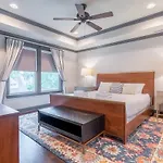 The Mont Rose By Local Holiday home *