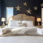 The Star By Local Holiday home