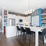 The Broadway Lounge By Local Holiday home