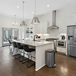 West End Oasis-new Building & Rooftop Views Holiday home