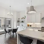 Holiday home West End Oasis-new Building & Rooftop Views