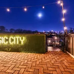 Skyline Views With Double Rooftop Deck & Game Room