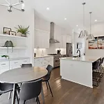 West End Oasis-new Building & Rooftop Views Holiday home