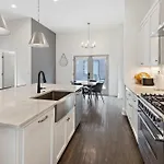 West End Oasis-new Building & Rooftop Views Holiday home *