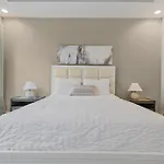New Modern 4br Extended - Fully Equipped - Workspace - Parking Holiday home *