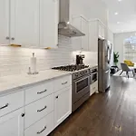 West End Oasis-new Building & Rooftop Views Holiday home