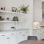 Holiday home West End Oasis-new Building & Rooftop Views *