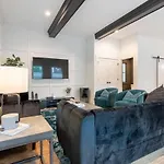 The Alabaster By Local Holiday home