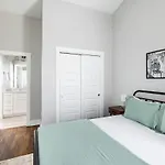Speakeasy Game Room, Hot Tub, Fire Pit, King Bed - Close To Downtown Holiday home Nashville