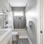 Speakeasy Game Room, Hot Tub, Fire Pit, King Bed - Close To Downtown Holiday home Nashville