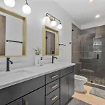 New Modern 4Br Extended Stay - Fully Equipped - Workspace - Parking