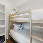 Holiday home West End Oasis-new Building & Rooftop Views *