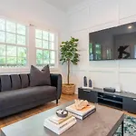 The Alabaster By Local Holiday home
