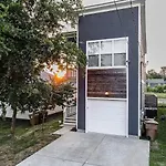 Speakeasy Game Room, Hot Tub, Fire Pit, King Bed - Close To Downtown Holiday home