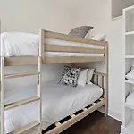 Holiday home West End Oasis-new Building & Rooftop Views *