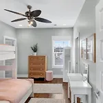 Holiday home Speakeasy Game Room, Hot Tub, Fire Pit, King Bed - Close To Downtown *