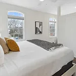 West End Oasis-new Building & Rooftop Views Holiday home Nashville