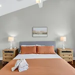 Speakeasy Game Room, Hot Tub, Fire Pit, King Bed - Close To Downtown *
