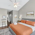 Speakeasy Game Room, Hot Tub, Fire Pit, King Bed - Close To Downtown