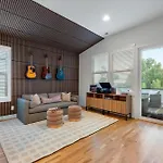 Nash - Music Retreat - 757a Lynwood Ave Holiday home