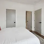West End Oasis-new Building & Rooftop Views Holiday home *