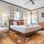 The Mont Rose By Local Holiday home *
