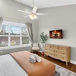 Speakeasy Game Room, Hot Tub, Fire Pit, King Bed - Close To Downtown Holiday home *