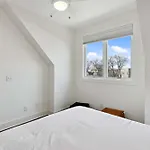 Holiday home West End Oasis-new Building & Rooftop Views *