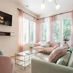 The Vault Royale By Local Holiday home *