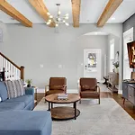 Holiday home Speakeasy Game Room, Hot Tub, Fire Pit, King Bed - Close To Downtown