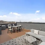 Holiday home West End Oasis-new Building & Rooftop Views *