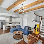 Holiday home Speakeasy Game Room, Hot Tub, Fire Pit, King Bed - Close To Downtown Nashville