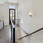 Holiday home West End Oasis-new Building & Rooftop Views *