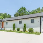 The Good Vibes By Local Holiday home *